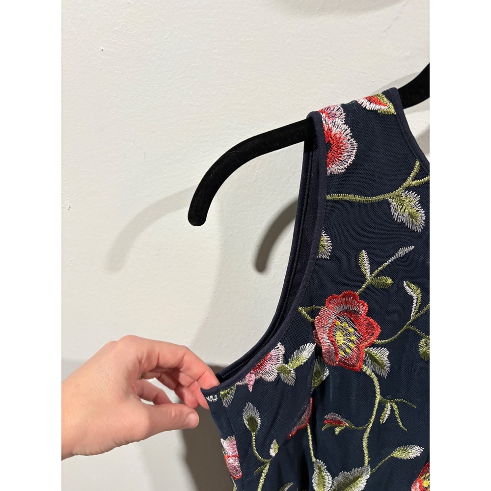 Jessica Howard Navy Blue Floral Embroidered Mesh Shift Dress Size 8P Sleeveless - Picture 2 of 9